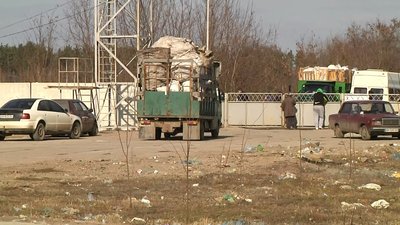 На Житомирщині жителі одного з сіл стережуть сміттєзвалище, куди звозять сміття з інших регіонів
