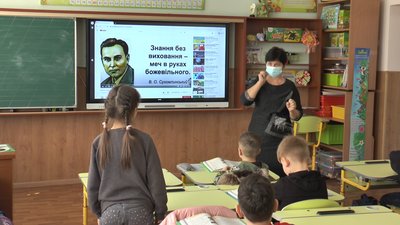 "Для них сьогодні свято". У ліцеї Івано-Франківська повернулися учні початкової школи "Для них сьогодні свято". У ліцеї Івано-Франківська повернулися учні початкової школи