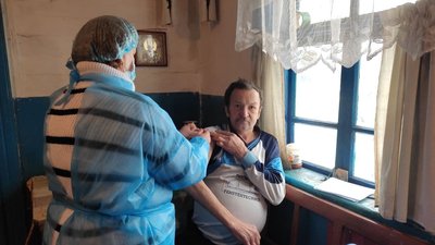 Їздять у віддалені села: як мобільні бригади в громаді на Волині вакцинують проти COVID-19