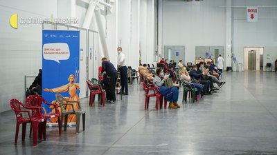 COVID-19: чи є черги на вакцинацію в столиці та області. Фоторепортаж COVID-19: чи є черги на вакцинацію в столиці та області. Фоторепортаж