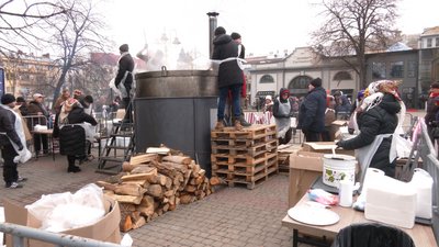 В Івано-Франківську зварили дві тонни куті та пригостили нею охочих В Івано-Франківську зварили дві тонни куті та пригостили нею охочих
