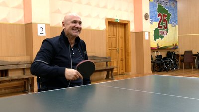 Займається тенісом та кур'єрською доставкою: як живе рівнянин, який пересувається на візку Займається тенісом та кур'єрською доставкою: як живе рівнянин, який пересувається на візку