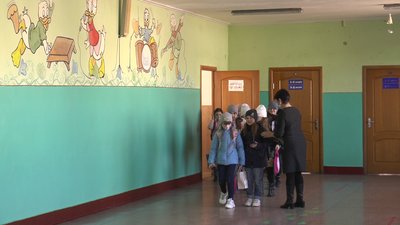 "Для них сьогодні свято". У ліцеї Івано-Франківська повернулися учні початкової школи "Для них сьогодні свято". У ліцеї Івано-Франківська повернулися учні початкової школи
