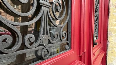 "Під шаром фарби видно, що колись вони горіли". У Чернівцях встановили відреставровані сторічні двері