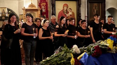 У Чернігові прощалися з командиром бригади окремого механізованого батальйону Віталієм Солодким, що загинув на Луганщині У Чернігові прощалися з командиром бригади окремого механізованого батальйону Віталієм Солодким, що загинув на Луганщині
