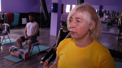 Терапія йогою. Переселенка з Луганщини поновила тренування в Києві Терапія йогою. Переселенка з Луганщини поновила тренування в Києві