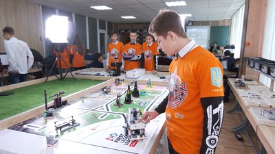 Черкаські школярі готуються до фестивалю з робототехніки Черкаські школярі готуються до фестивалю з робототехніки