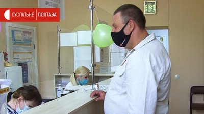 Донор Сергій Ткаченко реєструється на здачу крові Донор Сергій Ткаченко реєструється на здачу крові