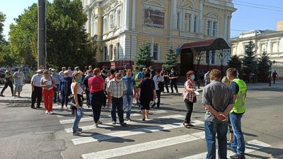 У Миколаєві працівники ДП "Племрепродуктор "Степове" перекрили дорогу біля управління Нацполіції У Миколаєві працівники ДП "Племрепродуктор "Степове" перекрили дорогу біля управління Нацполіції