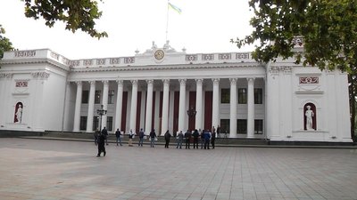 Під стінами Одеської міськради мітингували за збереження стоянки, яку суд визнав незаконною Під стінами Одеської міськради мітингували за збереження стоянки, яку суд визнав незаконною