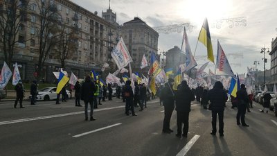Демонстранти перекрили автомобільний рух Хрещатиком Демонстранти перекрили автомобільний рух Хрещатиком