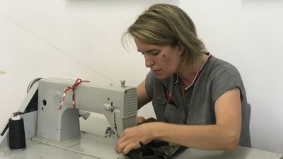 "Сидіти — негоже, бо наші хлопці там стоять за нас". Як у Болехові волонтери виготовляють аптечки й маскувальні сітки "Сидіти — негоже, бо наші хлопці там стоять за нас". Як у Болехові волонтери виготовляють аптечки й маскувальні сітки