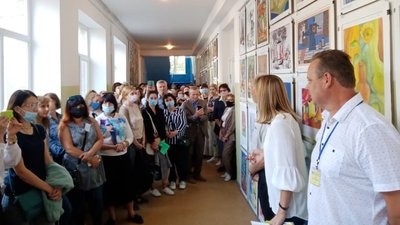 Понад 200 натюрмортів: у Херсоні відкрилась всеукраїнська виставка "Малюють діти України"