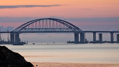 Кримський міст перекрили. У Криму та Севастополі вночі оголошували тривогу