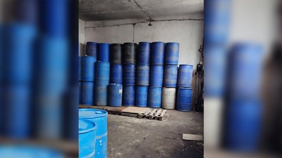 У Чернігові поліцейські ліквідували підпільний цех та вилучили понад 11 тонн етилового спирту У Чернігові поліцейські ліквідували підпільний цех та вилучили понад 11 тонн етилового спирту