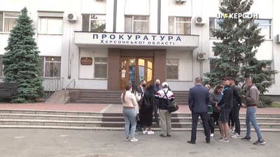 Незадоволені рішенням про зміну запобіжного заходу близькі загиблого Володимира Чебукіна прийшли під обласну прокуратуру