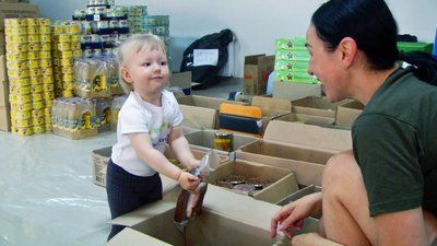 "За майбутнє": близько тисячі переселенців отримали продуктові набори та одяг "За майбутнє": близько тисячі переселенців отримали продуктові набори та одяг