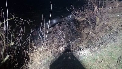 На Дніпропетровщині авто з'їхало в ставок, загинули четверо людей На Дніпропетровщині авто з'їхало в ставок, загинули четверо людей