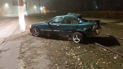 В Одесі водій автівки врізався у стовп, двох людей госпіталізували