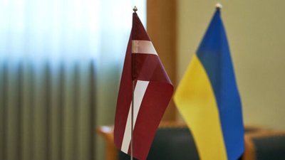 Прапори Латвії та України
