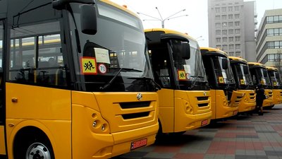 Шість територіальних громад Запорізької області отримали нові шкільні автобуси Шість територіальних громад Запорізької області отримали нові шкільні автобуси