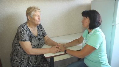 Лариса Бондаренко спілкується із соціальною працівницею, 6 вересня 2023. Фото: Суспільне Хмельницький Лариса Бондаренко спілкується із соціальною працівницею, 6 вересня 2023. Фото: Суспільне Хмельницький