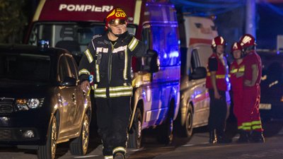 Рятувальник витирає обличчя, покидаючи місце пожежі на заправній станції LPG