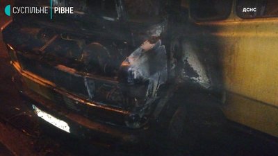 Вночі на залізничному вокзалі Рівного гасили бус Вночі на залізничному вокзалі Рівного гасили бус