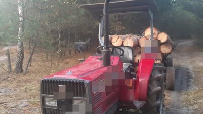 Активісти допомогли виявити волинській поліції трактор, повний колодами сосни