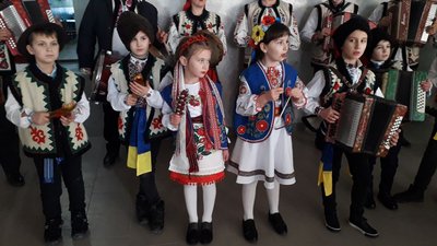 Грають усім селом. На Буковині майже 50 років діє колектив гармошкарів Грають усім селом. На Буковині майже 50 років діє колектив гармошкарів