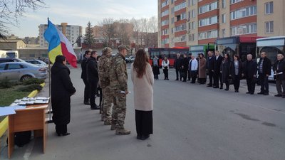 Вісім громад отримали шкільні автобуси Вісім громад отримали шкільні автобуси