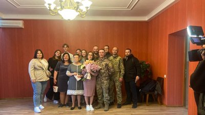 "Хочеться кричати від щастя": у Полтаві побралися військовий Максим Китайський та Анна Галенко "Хочеться кричати від щастя": у Полтаві побралися військовий Максим Китайський та Анна Галенко