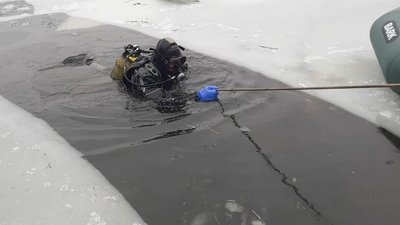 На Тернопільщині рятувальники знайшли тіло чоловіка, який провалився під кригу На Тернопільщині рятувальники знайшли тіло чоловіка, який провалився під кригу