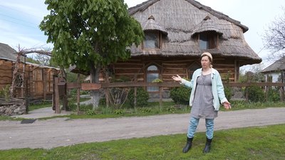 Від фундаменту до меблів — власноруч: родина із Черкащини відновила 115-річну глиняну хату