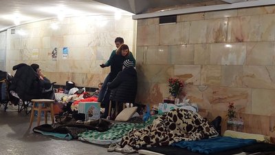"Нас тут дружня родина в цілий вагон": як живуть люди в укриттях харківської підземки "Нас тут дружня родина в цілий вагон": як живуть люди в укриттях харківської підземки