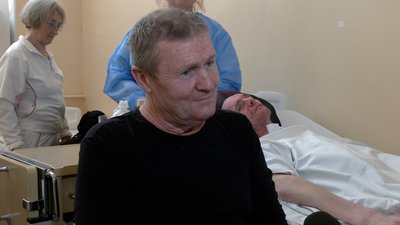 Сам їсть та піднімає голову: бійця Віталія Шумея, якому батько читає книжки, лікуватимуть у Барселоні Сам їсть та піднімає голову: бійця Віталія Шумея, якому батько читає книжки, лікуватимуть у Барселоні
