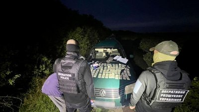 За 5000 доларів допомагав перетинати держкордон: закарпатця затримали за організацію переправлення чоловіків за кордон