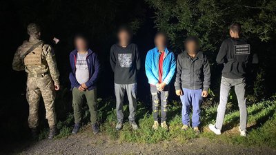 Чотирнадцятьох українців та одного громадянина РФ затримали поблизу кордону на Закарпатті