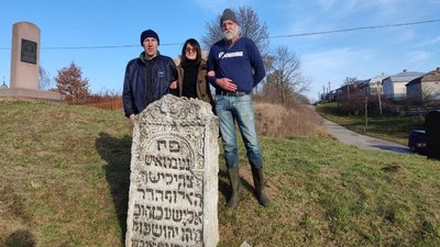 Допомагає відновлювати цвинтарі місцевий житель Василь Юзишин Допомагає відновлювати цвинтарі місцевий житель Василь Юзишин
