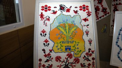 Вихованці гуртка "Українська народна вишивка" вишили карту Житомирської області Вихованці гуртка "Українська народна вишивка" вишили карту Житомирської області
