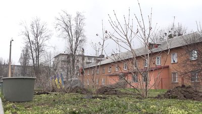 У черкаській школі висадили алею до річниці бойових дій на сході України У черкаській школі висадили алею до річниці бойових дій на сході України
