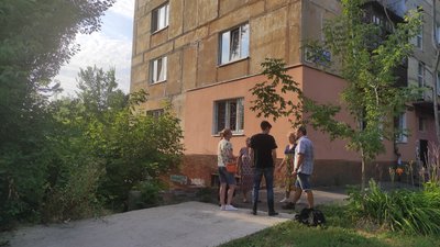 Тріщини, сморід і пацюки: у Дніпрі мешканці будинку потерпають через аварійний стан підвалу