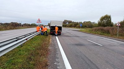 На дорозі Київ — Ковель — Ягодин ремонтують вибоїни і міняють старі дорожні знаки