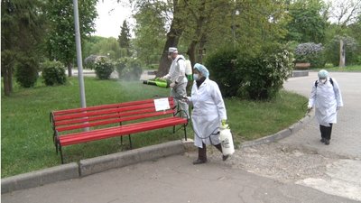 Тернопільські парки кроплять від кліщів Тернопільські парки кроплять від кліщів