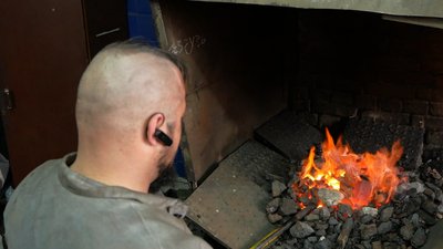 Коваль з Буковини робить пластини для бронежилетів, які передають ЗСУ Коваль з Буковини робить пластини для бронежилетів, які передають ЗСУ
