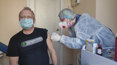 У Чугуєві на Харківщині почали вакцинувати проти коронавірусу охочих місцевих жителів
