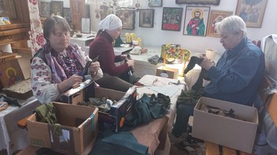 У Полтаві волонтерам не вистачає тканин для плетіння маскувальних сіток У Полтаві волонтерам не вистачає тканин для плетіння маскувальних сіток