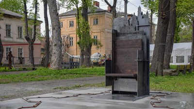 Крісло бургомістра. До Дня міста у Франківську облаштували ковану інсталяцію
