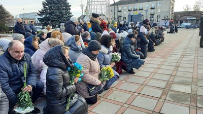 На Житомирщині прощаються з військовослужбовцем Ігорем Тичиною, який загинув від кулі снайпера На Житомирщині прощаються з військовослужбовцем Ігорем Тичиною, який загинув від кулі снайпера