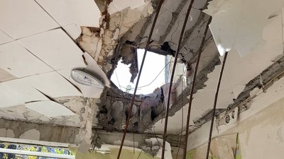"Частинка моєї душі": зі зруйнованого росіянами дитсадка на Північній Салтівці вивозять вцілілі речі "Частинка моєї душі": зі зруйнованого росіянами дитсадка на Північній Салтівці вивозять вцілілі речі
